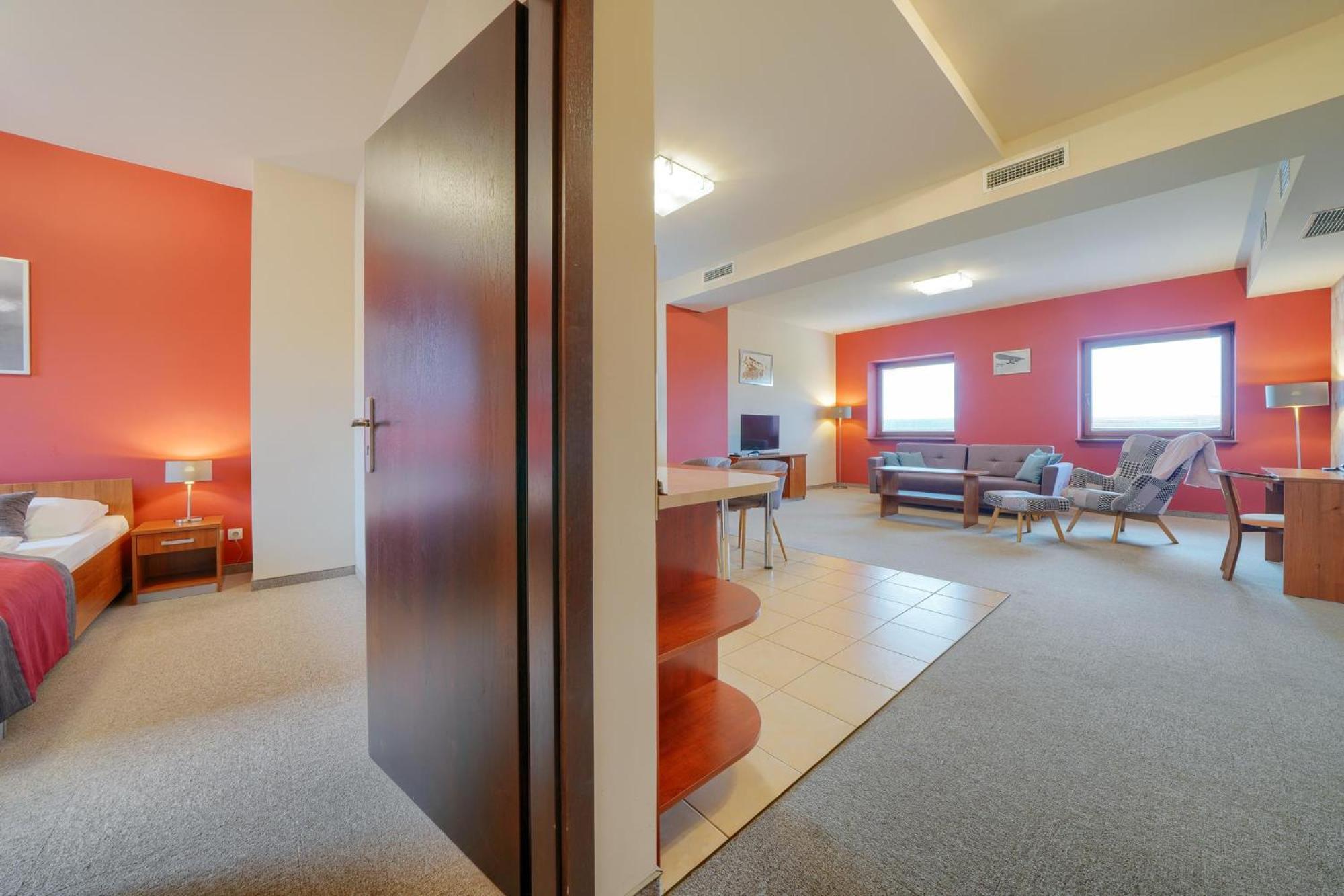 Hotel Aviator Kamien Slaski Экстерьер фото